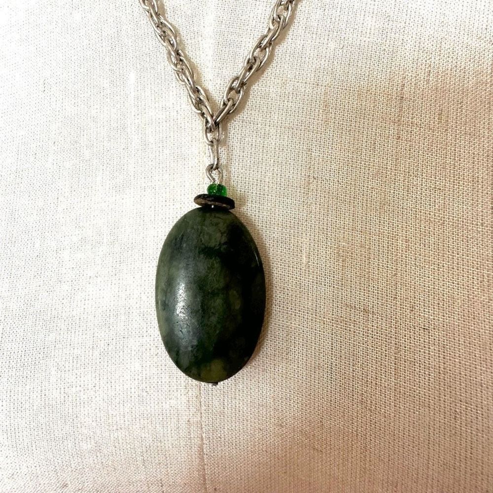 Oval jade pendant necklace